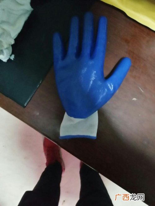 橡胶手套有毒吗,橡胶手套散发着一种臭味，有毒吗？用来洗碗会不会在人体残留什么毒素？