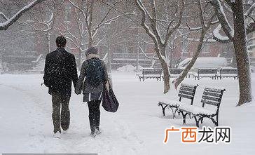 大雪纷飞的意思是什么,不知穷人无衣穿大雪纷飞白绒绒冬天寒冷痛入骨是什么意思？