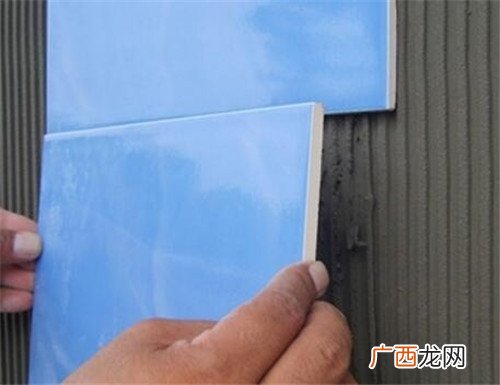 结构胶贴瓷砖牢固吗,结构胶和免钉胶粘东西哪个结实？