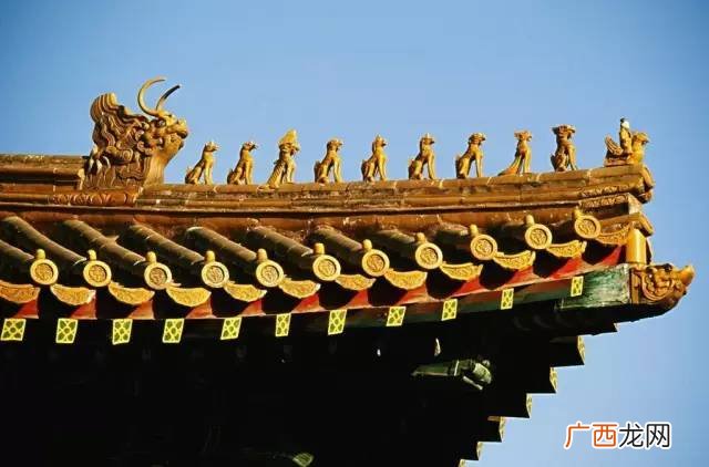 故宫房檐上的小兽是什么,太和殿屋檐上的仙人小兽故宫建筑屋顶满铺各色琉璃瓦件。主要殿座以黄色为主。绿色用于皇子居住区的建筑？