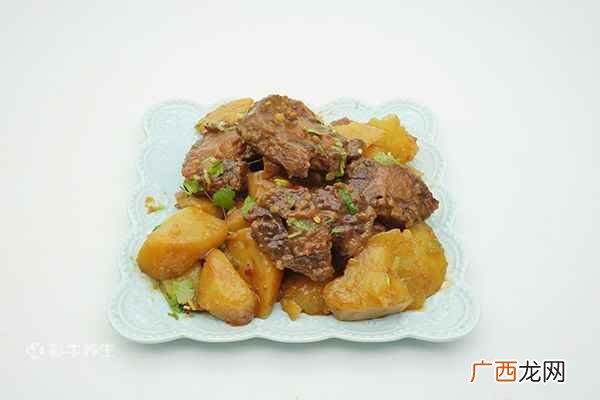 五花肉烧土豆的做法