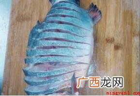 葱姜蒜豉油来清蒸鲈鱼最能保存鱼的美味 豉油蒸鱼怎么做