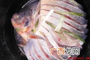 葱姜蒜豉油来清蒸鲈鱼最能保存鱼的美味 豉油蒸鱼怎么做