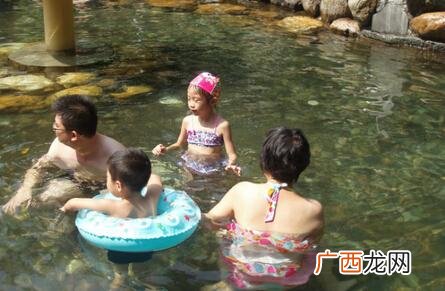 小孩泡温泉好吗,2岁小孩能泡温泉吗？