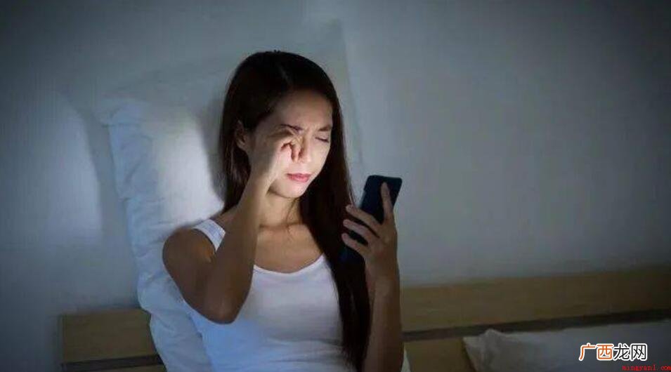 长时间玩手机对眼睛有哪些伤害 长时间看手机对眼睛有什么危害