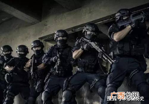 香港有个“飞虎队”,我想了解一下香港八九十年代几名有名的配角。如“大傻”成奎安，还有“霸王花”电影上演飞虎队教官的演员，最好配上图片？