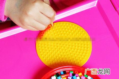 立体拼豆如何制作用什么粘上去吗,拼豆，做立体，适合用大豆还是小豆，是用融合豆还是软豆？谢谢？
