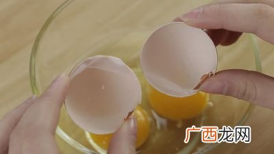 单手打鸡蛋技巧,怎么单手打蛋？