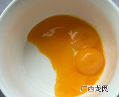 鸡蛋清如何打成奶油,蛋清加白糖能搅成奶油吗？红糖呢？