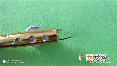 如何用绑钩器绑鱼钩,扣钩器使用方法？