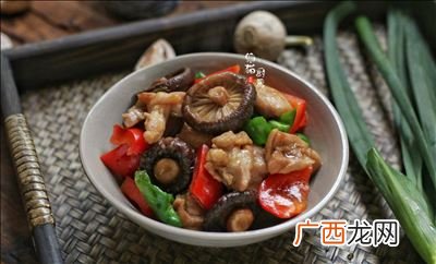 鸡胸肉和鸡腿肉的热量哪个高,100g鸡胸肉多少卡？