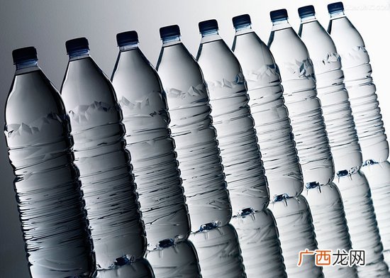 15l的矿泉水等于多少斤,15升的双肩背包是多大？