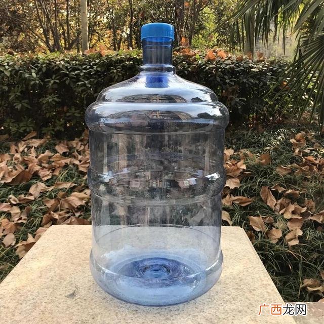 15l的矿泉水等于多少斤,15升的双肩背包是多大？