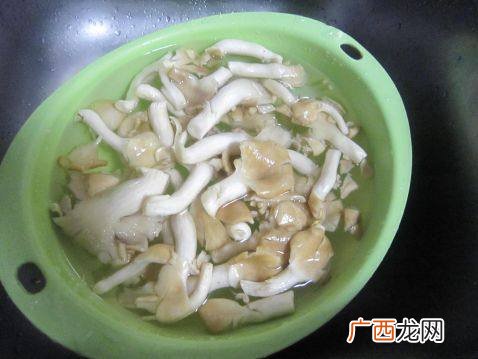 海鲜菇怎么做汤,西红柿海鲜菇汤做法？