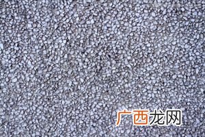 水刷石的施工工艺,水刷石墙面可以直接喷真石漆吗？