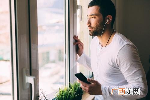 喜欢听歌的人什么性格,特别喜欢听歌是怎么回事？