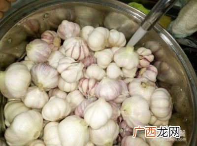 白色糖醋蒜的制作方法和配方,腌制大蒜白的正确方法？