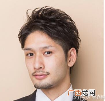 方脸适合什么发型男士,男生方脸小眼睛剪什么发型好看？