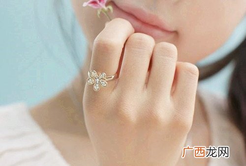 左手第四个手指叫什么,左手小拇指旁边的手指叫什么？