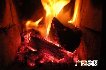 如何用词语形容火焰,描写红绿白蓝颜色的词语是什么？