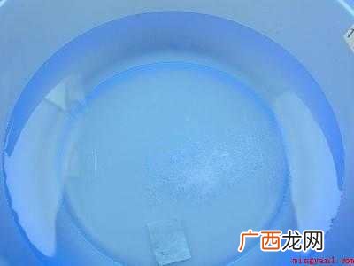 裤子上松树油干了怎么去掉