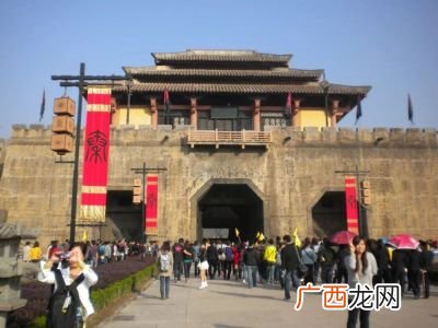 影视基地横店在哪里,横店影视城是哪方控股？