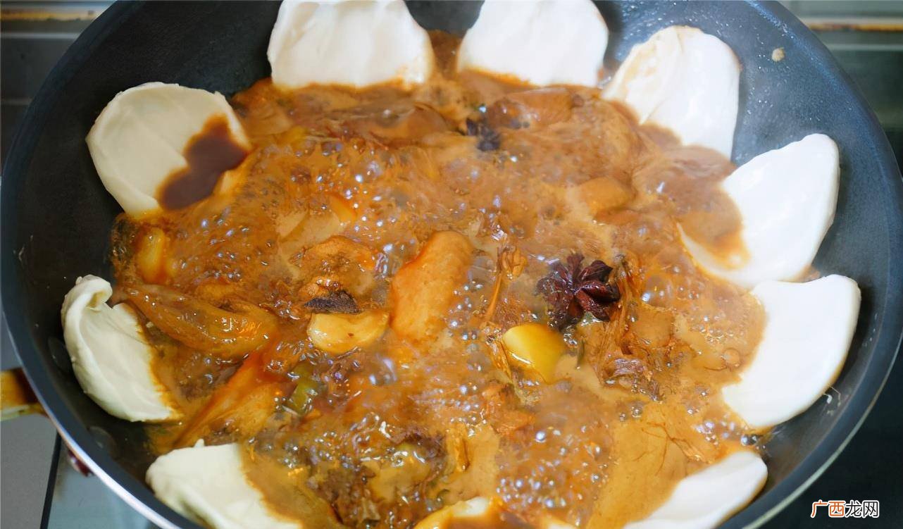 地锅鸡贴饼子做法,地锅炖家庭做法？