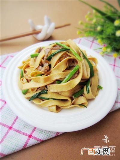 白豆腐皮炒肉怎么做,千张炒肉丝家常做法,正宗千张炒肉丝怎么做?