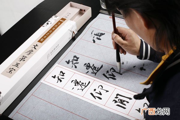 毛笔书法用墨是先蘸水后蘸墨吗,书法的墨都要加水研磨吗？
