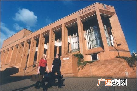 英国皇家戏剧艺术学院详细介绍,辛德勒的名单阿蒙扮演者？