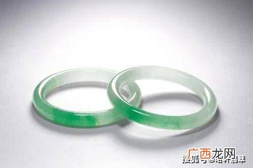 翡翠叮当镯是什么意思,为什么左手戴叮当镯？