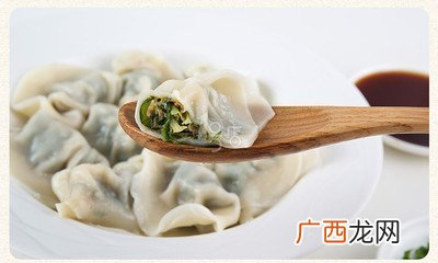 荠菜猪肉饺子怎么做,荠菜肉饺馅怎么调？