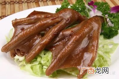 鹅掌小说讲的是什么,秋天叶儿红四季披绿装是什么课文？