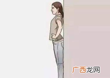 靠墙站的正确姿势是什么,面壁贴墙蹲的正确方法？