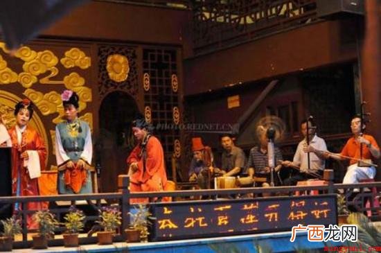 对台戏就是指水准旗鼓相当的2个演出团,在同一时间,相仿的地址 对台戏什么意思