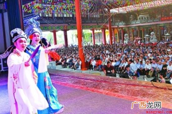 对台戏就是指水准旗鼓相当的2个演出团,在同一时间,相仿的地址 对台戏什么意思