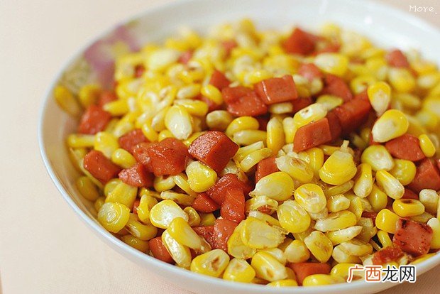 玉米火腿肠怎么炒,玉米炒火腿肠用什么油？