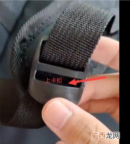 双肩书包带怎么穿,两个孔书包带怎么系的？