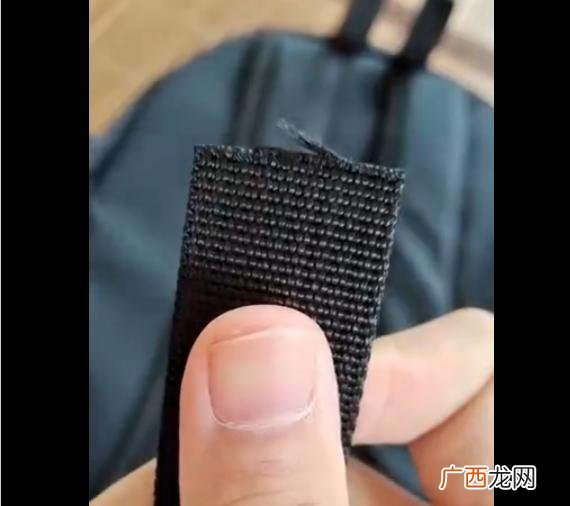 双肩书包带怎么穿,两个孔书包带怎么系的？