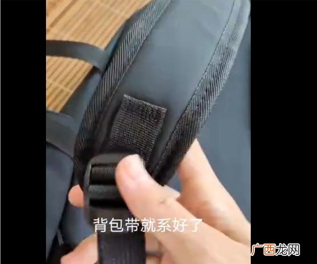 双肩书包带怎么穿,两个孔书包带怎么系的？