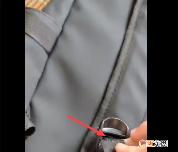 双肩书包带怎么穿,两个孔书包带怎么系的？