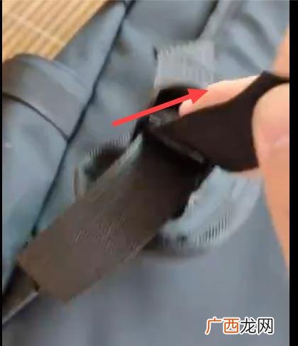 双肩书包带怎么穿,两个孔书包带怎么系的？