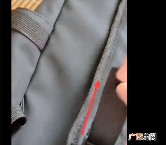 双肩书包带怎么穿,两个孔书包带怎么系的？