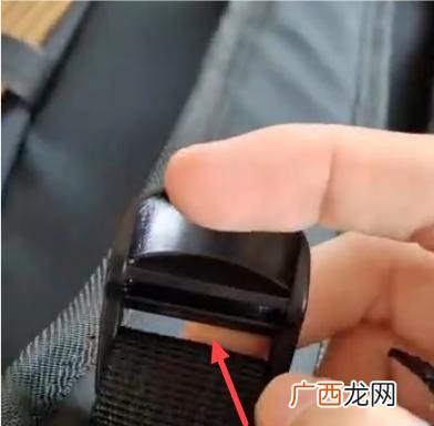 双肩书包带怎么穿,两个孔书包带怎么系的？