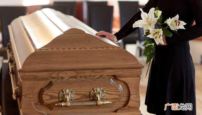 梦见棺材里躺着死人
