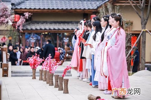 乾坤定矣钟鼓乐之是什么意思,兴宁结婚说四句顺口溜？