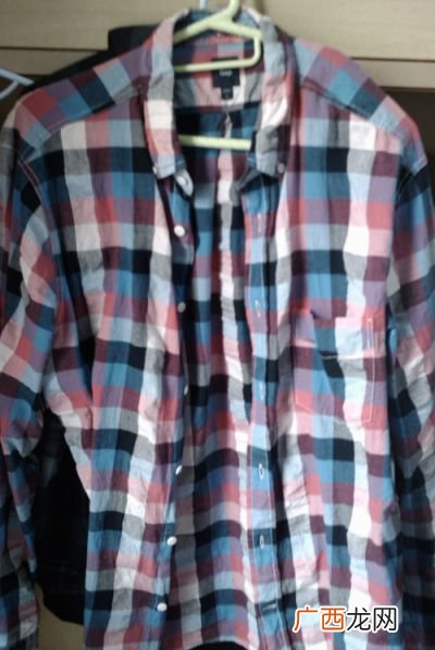 格子裤子怎样搭配服装,侧边格子裤搭什么衣服？