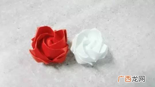 张爱玲红玫瑰与白玫瑰的赏析,白墙上的红是出自哪里？