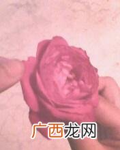 谁知道怎么用餐巾纸折玫瑰花,怎么用卫生纸折玫瑰花？