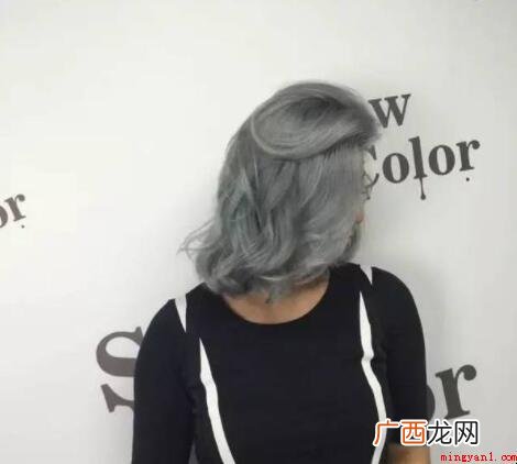 蓝灰色头发怎么染 4个小时才做完 蓝灰色头发怎么染